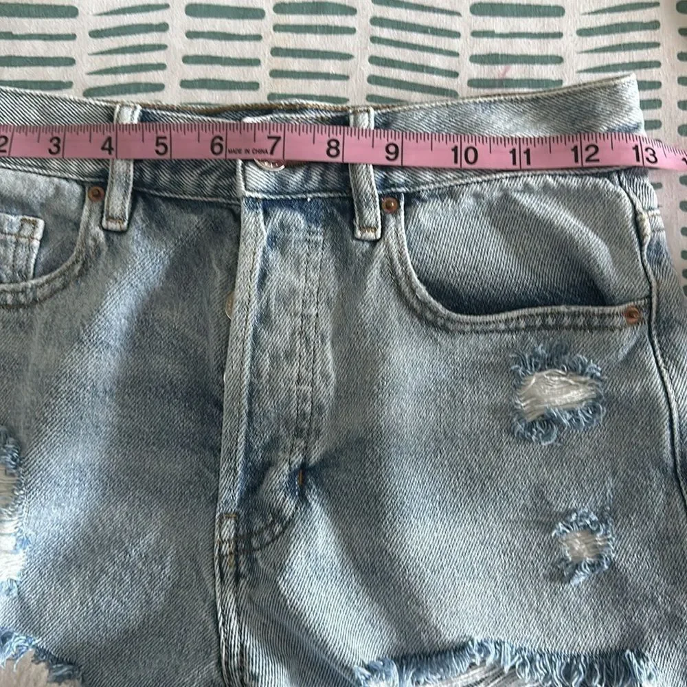 PacSun Women’s 90’s Girlfriend Distressed Light Wash Jean Shorts Size 25